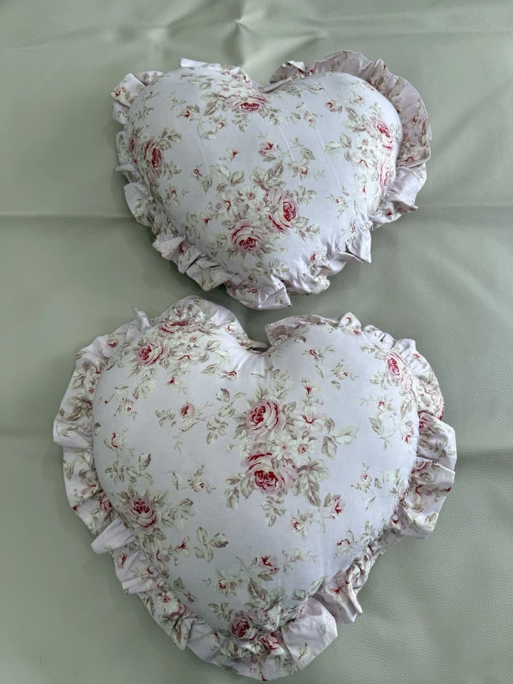 Rachel Ashwell Shabby Chic 心形枕头淡粉色带玫瑰和褶皱小屋装饰 — 第 2/4 张图片