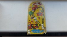 VINTAGE,RETRO-1970S MARX GIOCATTOLO CHOO-CHOO STAZIONE FERROVIARIA FLIPPER VALIGIATELLE GIOCO
