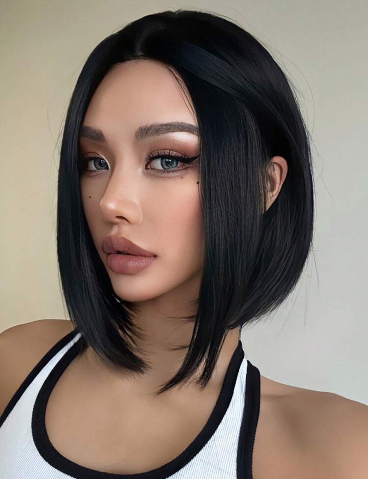Perruque courte noire lisse 35cm pour masquer une perte de cheveux avec 4 bonnets