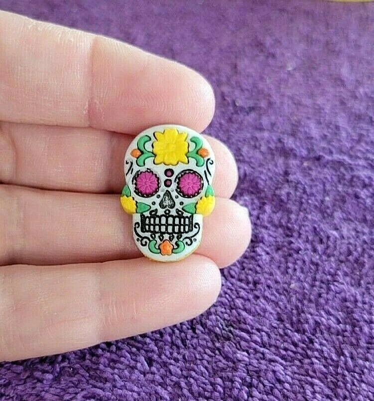 ^ ﻿Pin de solapa de tachuela amarilla calavera de azúcar día de los muertos - ¡Regalo perfecto único! Foto 2 de 4