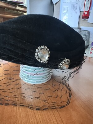 Vintage 40s black velvet beret hat with veil, Made In Paris  display picture 3
