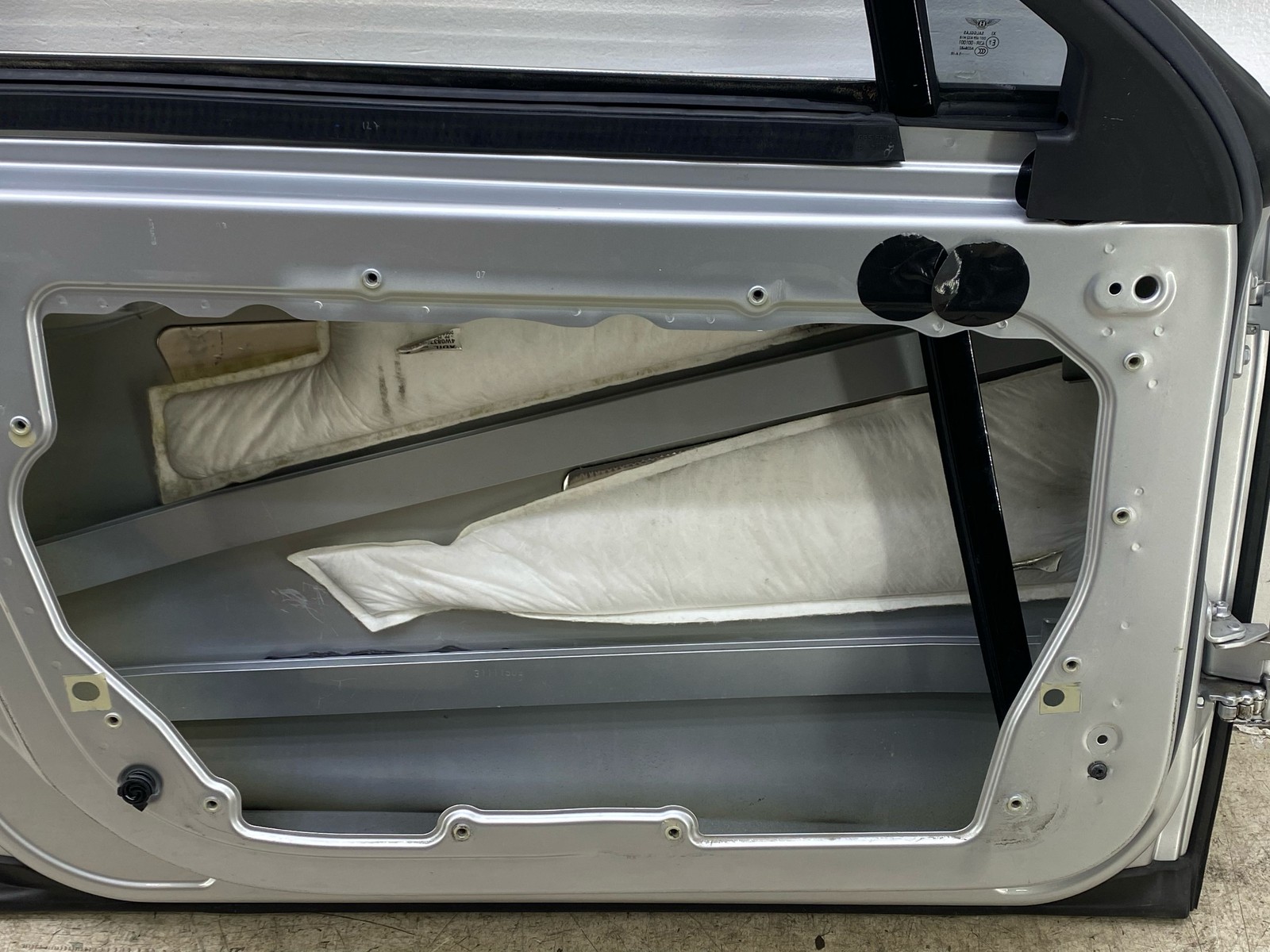 2014-2019 BENTLEY FLYING SPUR FRONT LEFT DOOR SHELL SILVER FROST METALLIC(6770)