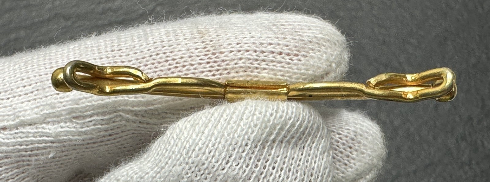 TWO VINTAGE HICKOK USA COLLAR BAR CLIPS : GOLD TONE & SILVER TONE M221