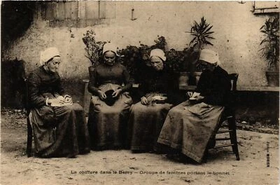 CPA La Coiffure dans le Berry. Groupe de femmes (864209) - Photo 1/2