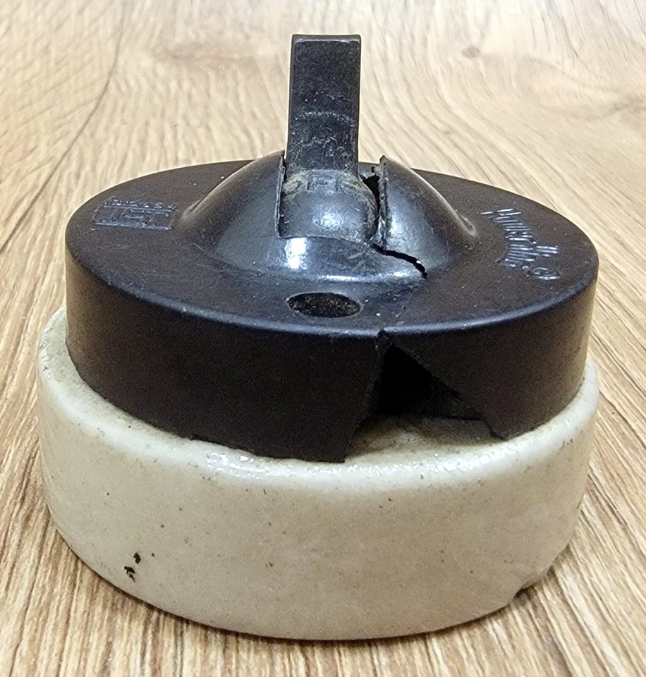 Interruptor y enchufe antiguos de baquelita eléctrica coleccionables de 6 piezas hechos en India. Foto 4 de 4