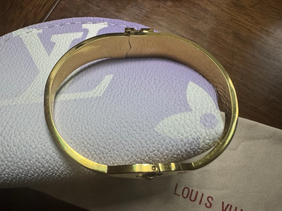 Brazalete Brazalete LOUIS VUITTON Nanograma LV Dorado Talla S Usado Foto 4 de 4