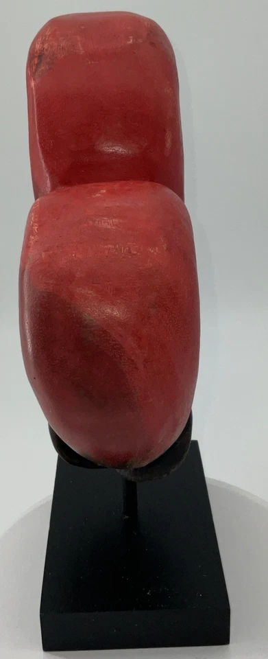 Arte artesanal de escultura de nudo de corazón de amor rojo y negro de madera sobre pedestal Foto 2 de 4