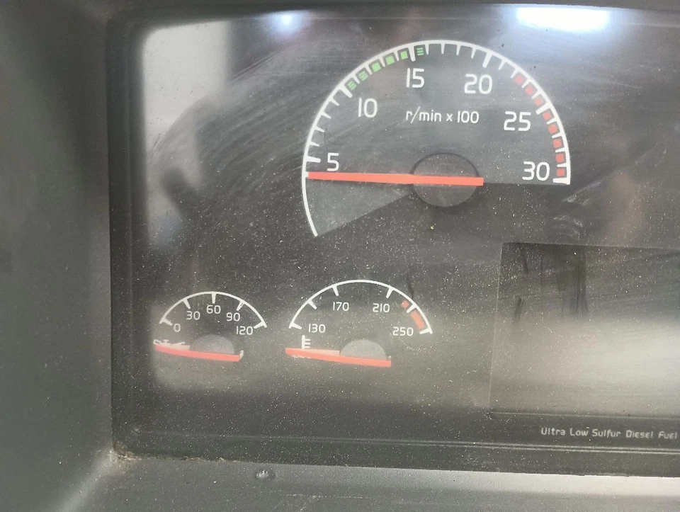 21014196-P01 Volvo VNL Speedometer Cluster (12111513 - Image 2 of 4