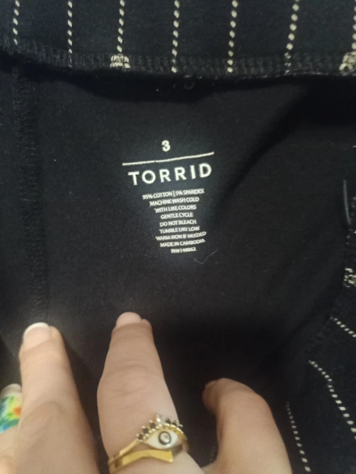 Leggings al tobillo Torrid Premium talla 3 negros/crema a rayas con calaveras Foto 2 de 4