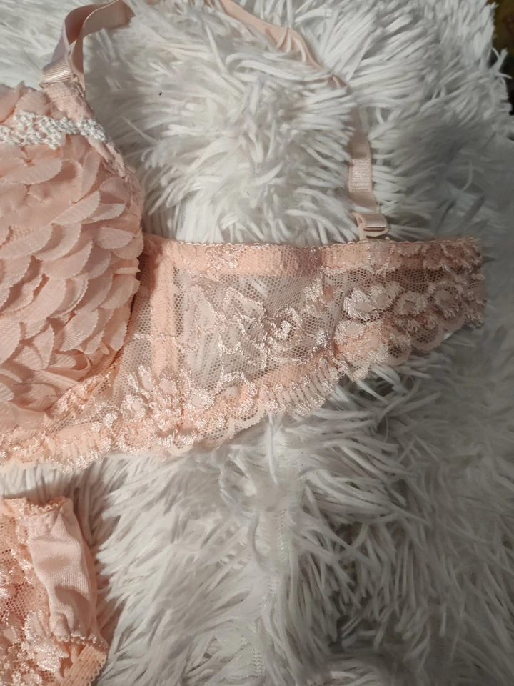 Juego de sujetador floral 3D melocotón B75 JPN/34A EE. UU. Foto 4 de 4