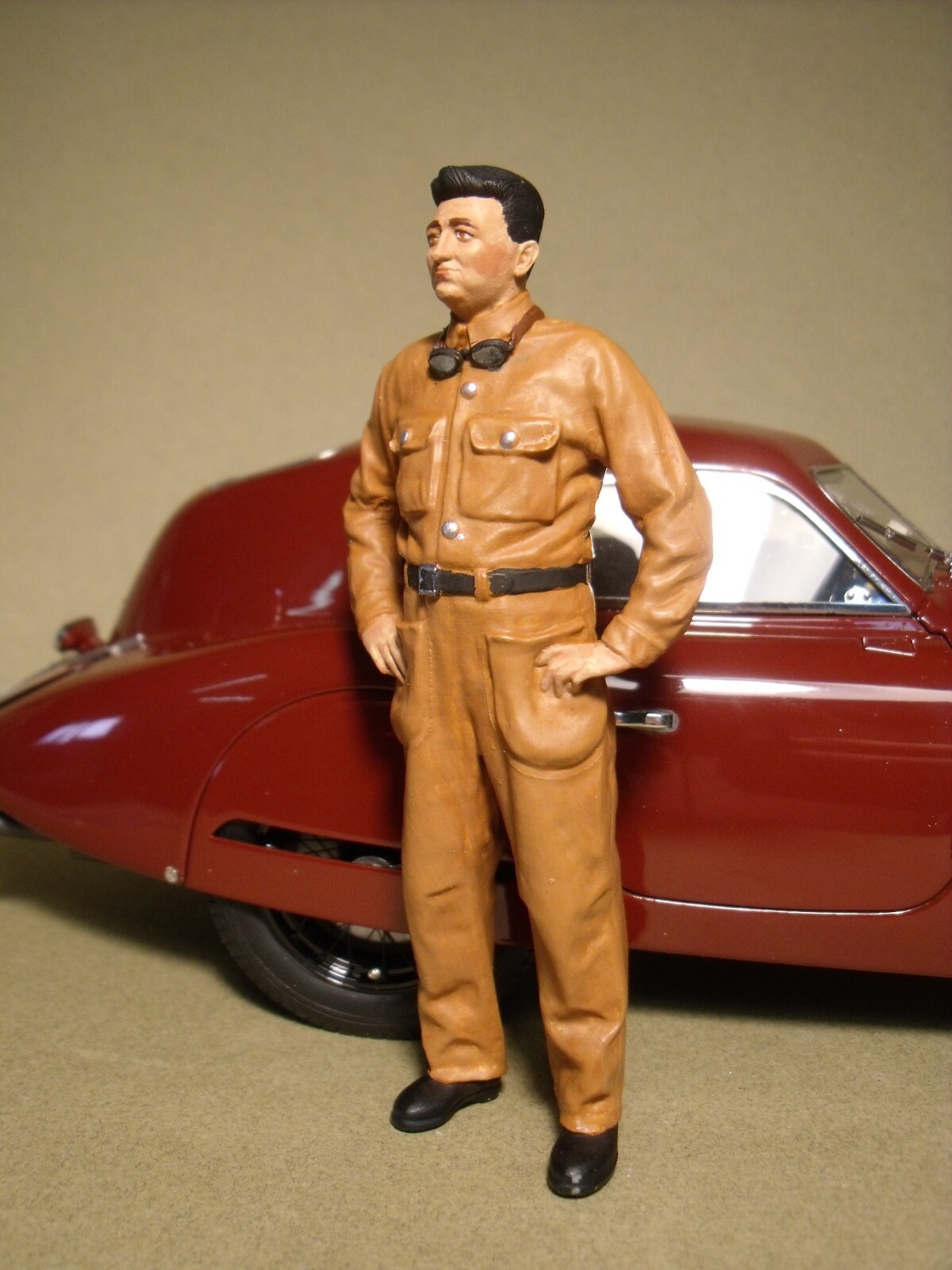 Figurine 1/18 Enzo Ferrari Racing 1938 miniature peinte Vroom pour CMC CMR