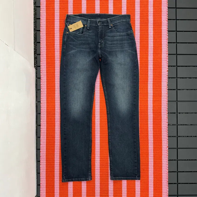 Levi's 559 Straight Fit Jeans (Size 31) thumbnail 4
