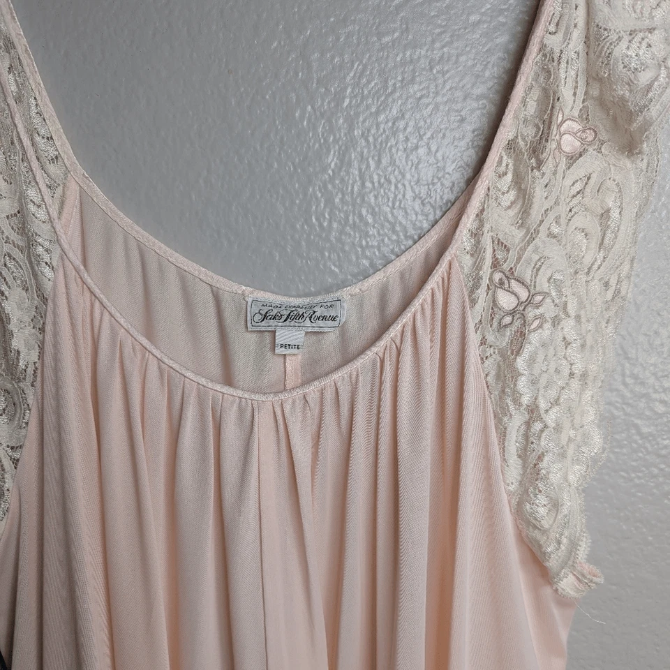 Camisón vintage de nailon transparente de encaje rosa melocotón claro Saks Fifth Ave S Petite Foto 4 de 4