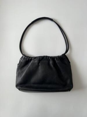 バッグ SS1999 GUCCI LEATHER SHOULDER BAG Tom Ford's Black Leather Shoulder Bag for GUCCI SS1999 used 2504SM