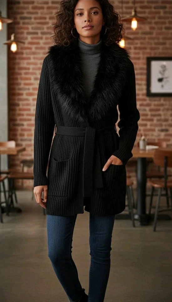 Cardigã suéter Michael Kors preto pele sintética com nervuras tamanho pequeno moda  - Imagem 2 de 4