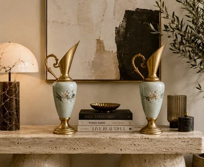 Paire de vases aiguières vintage en céramique et métal doré – 25 cm - Photo 1/4