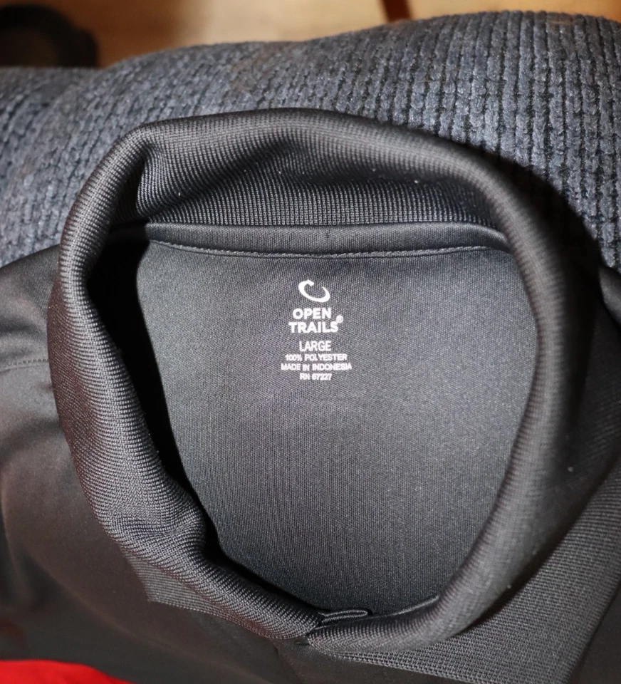 Camisa polo/golfe Open Trails. Manga curta preta e vermelha tamanho G, 100% poliéster. - Imagem 2 de 3