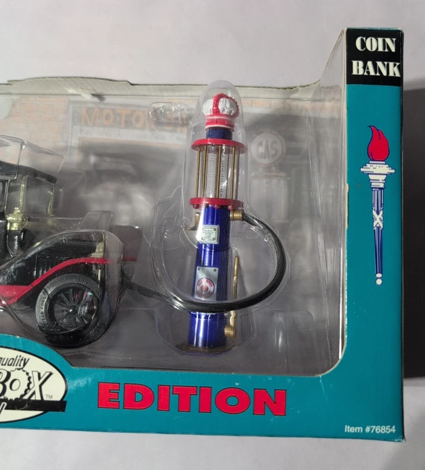 1918 FORD MODEL T RUNABOUT + WAYNE GEARBOX AMOCO GAS PUMP DIECAST COIN BANK - Image 2 of 4