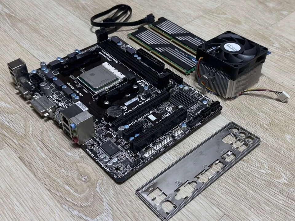 Combo GIGABYTE GA-F2A75M-HD2 / AMD A10-5800K CPU / DDR3 4GB - Image 3 of 4