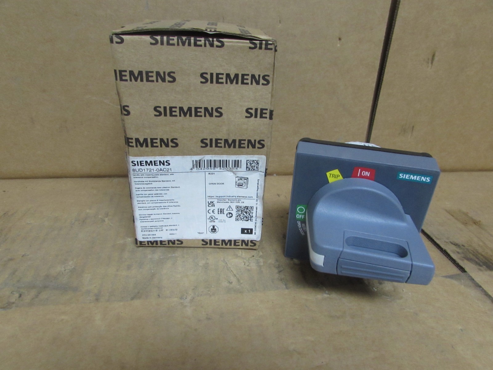SIEMENS 8UD1721-0AC21 / 8UD17210AC21 ( NEW IN BOX!! ) ***M/OFFER!!!***