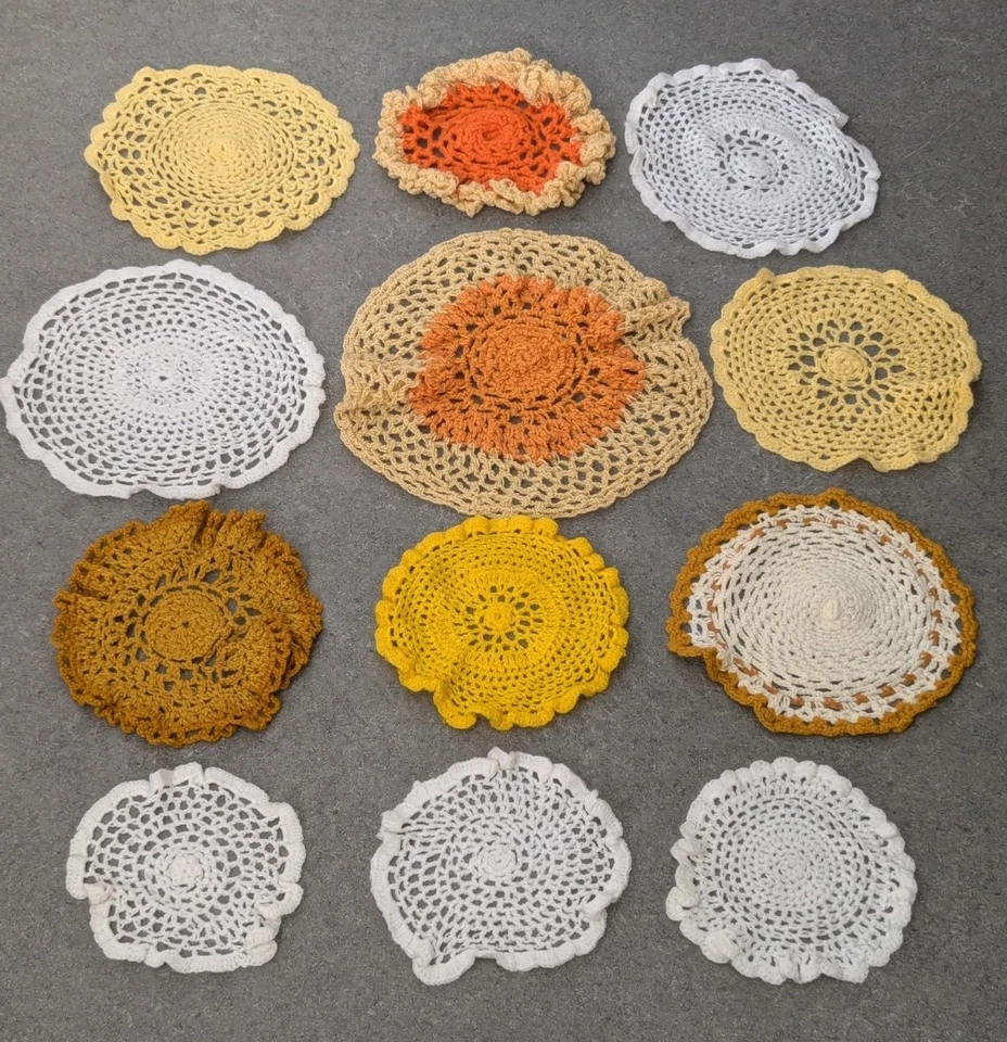 Set of 12 Vintage 1960s 1970s Wool Knitted Doilies Placemats Retro Table Linen - Image 4 of 4