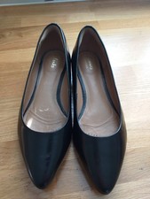 Clark’s Artisan Black Court Shoes 3D