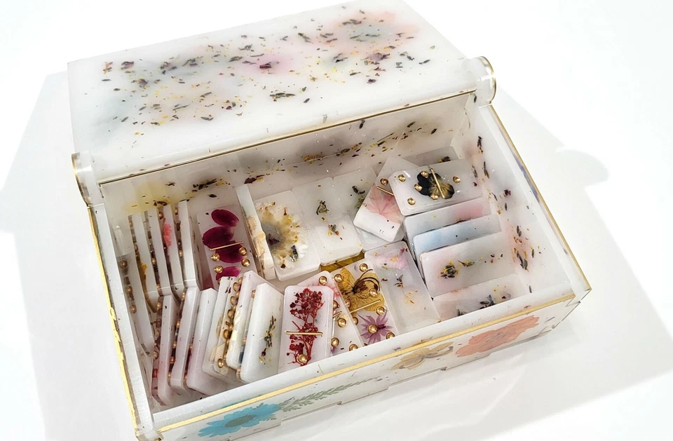 Handmade Resin Art Dried Flowers White Milk Bath & Gold Domino Set with Box Gift - Image 3 of 4