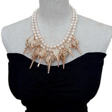 Un Hermoso Collar De Perlas Blancas. | Archivo PSD Premium