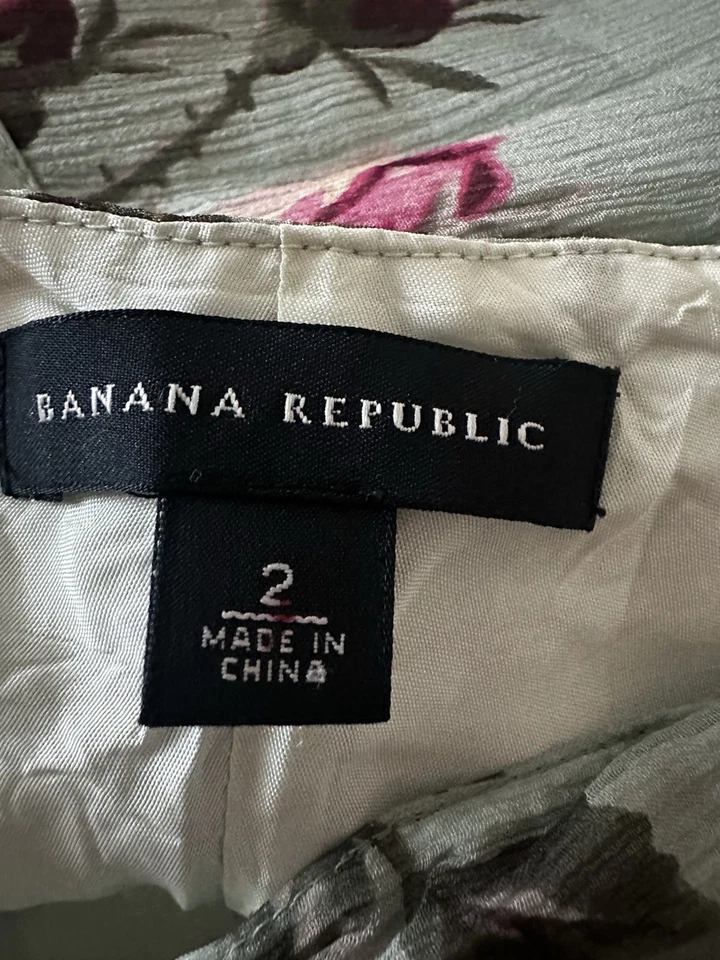 Falda de seda Flirty Banana Republic - 2- Floral y femenina, forrada, cremallera lateral Foto 4 de 4