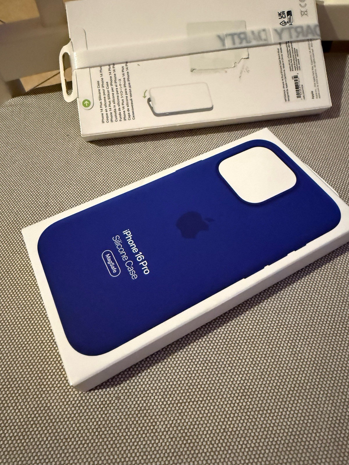 Coque iPhone 16 Pro Ultramarine Apple Neuve en silicone avec MagSafe - 3