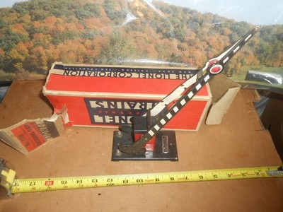 O/O-27 Lionel 77N crossing gate with tattered box. Gate & Light work.