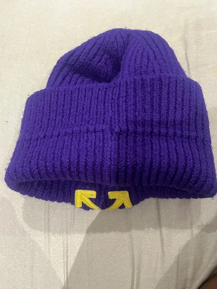 BLANCO ROTO C/O VIRGIL ABLOH FLECHA GORRO ACANALADO - PÚRPURA/LIMA Foto 2 de 3