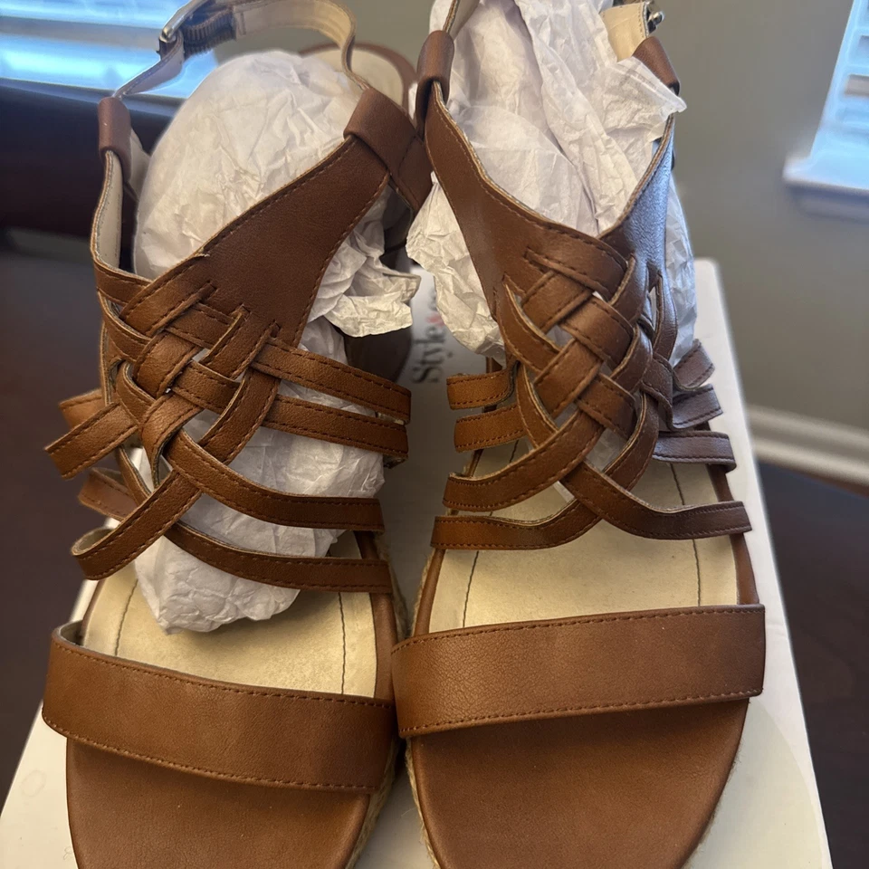 Sandalia con tiras de cuña apilada Style & Co nueva en caja con correa para el tobillo talla 11M Foto 2 de 4