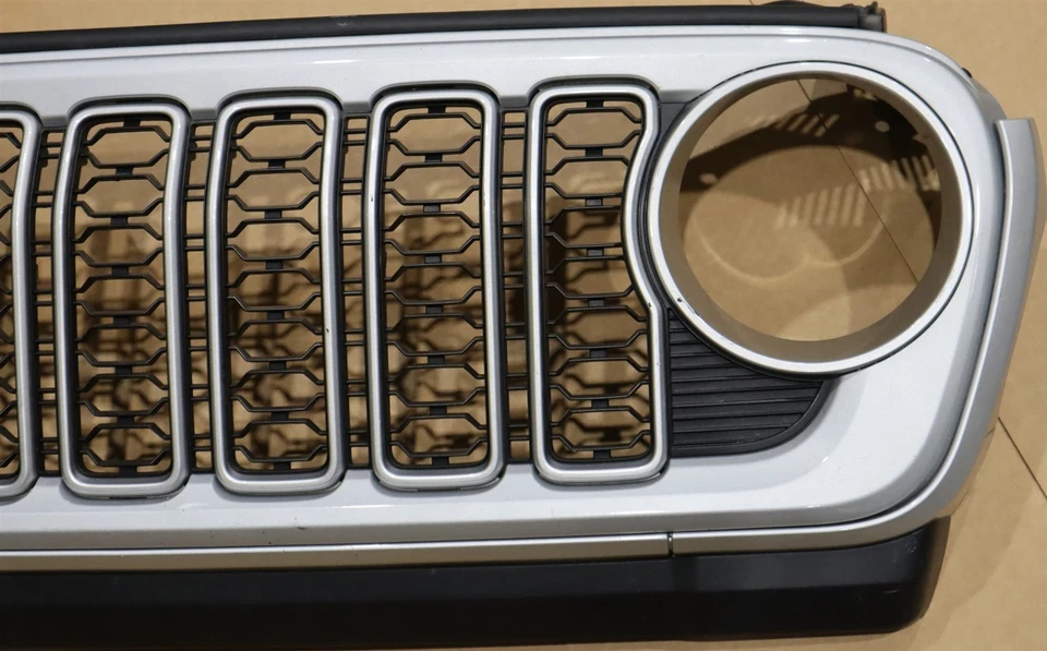 PLATA 2024-2025 OEM Jeep Wrangler JL Sahara Rubicon Gladiator JT OE Parrilla delantera Foto 3 de 4