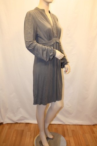 NUEVO VESTIDO BCBGMAXAZRIA GRIS MEDIO CUELLO EN V RAYÓN TALLA XSP - Imagen 2 de 6