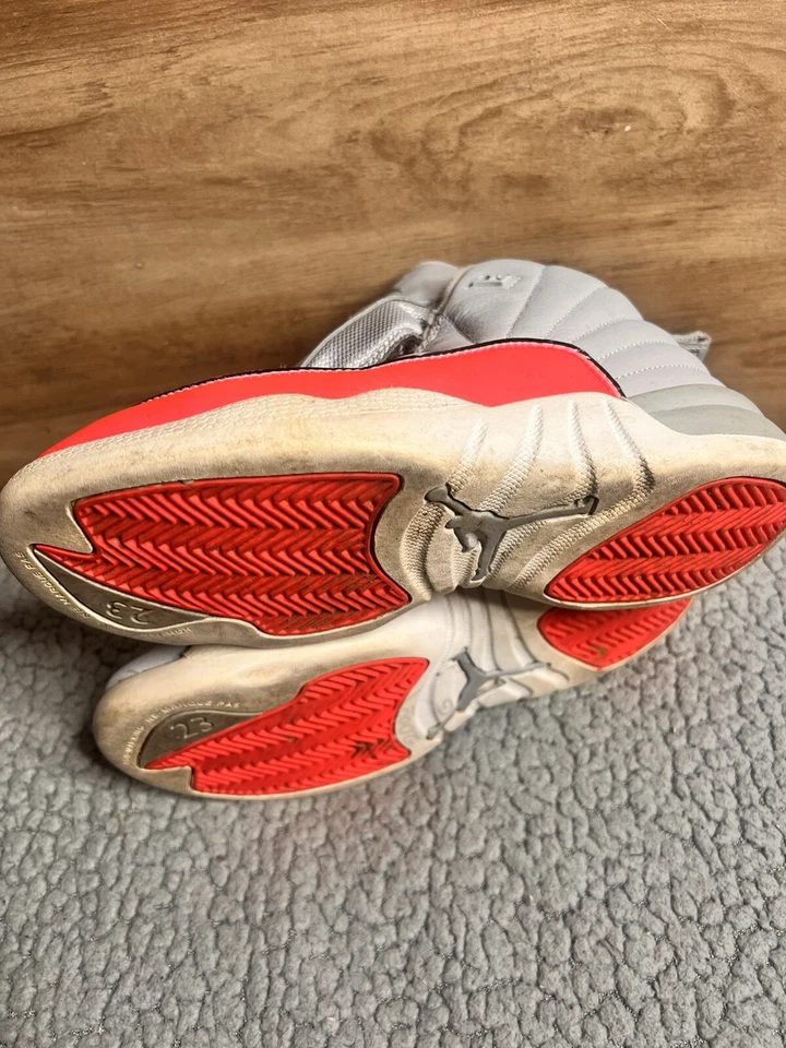 Tênis Jordan 12 Wolf cinza corrida cano alto meninas tamanho 3Y cinza e rosa - Imagem 4 de 4