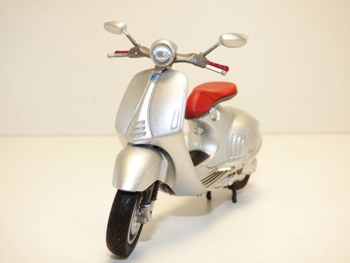 Scooter Piaggio VESPA 946 gris 1/18 - Imagen 3 de 5
