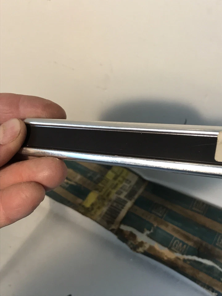 Nuevo de Lote Antiguo Buick LeSabre Electra Estate Wagon Parte Inferior Delantera Izquierda Guardabarros Borde GM# 25518141 Foto 3 de 4