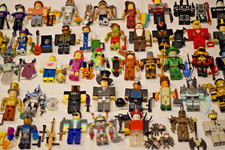 LOTTO 1: FIGURE JAZWARES ROBLOX x 50 e ACCESSORI - ALCUNI PERSONAGGI RARI PERSONE