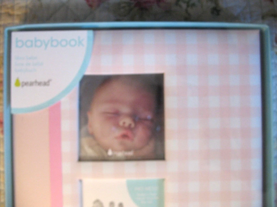 Pearhead LIBRO BEBÉ Niña Rosa con Hitos y Pequeñas Impresiones Mano Pie Bienvenido Foto 3 de 4