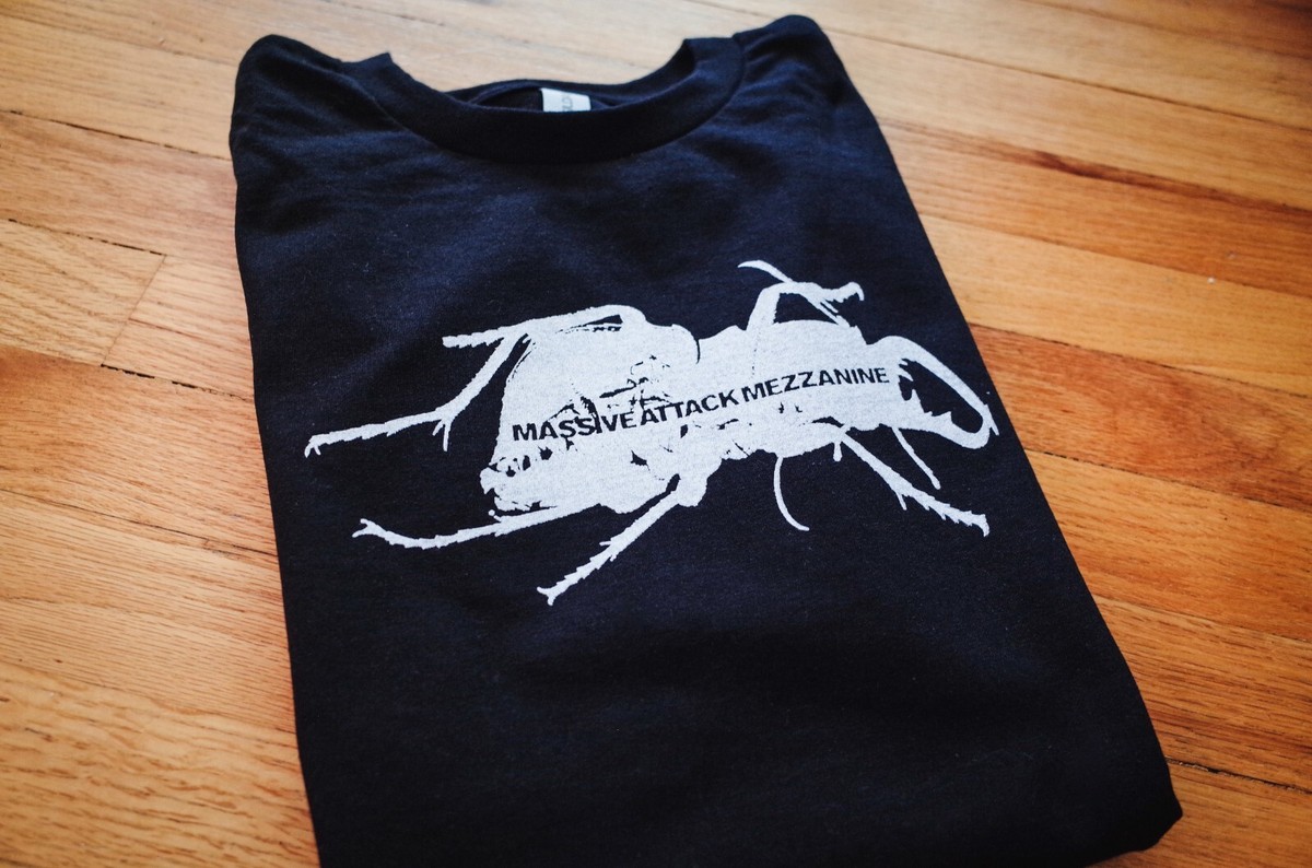 Vintage Massive Attack Mezzanine Trip Hop T-Shirt Vintage Massive Attack Mezzanine Trip Hop T-Shirt