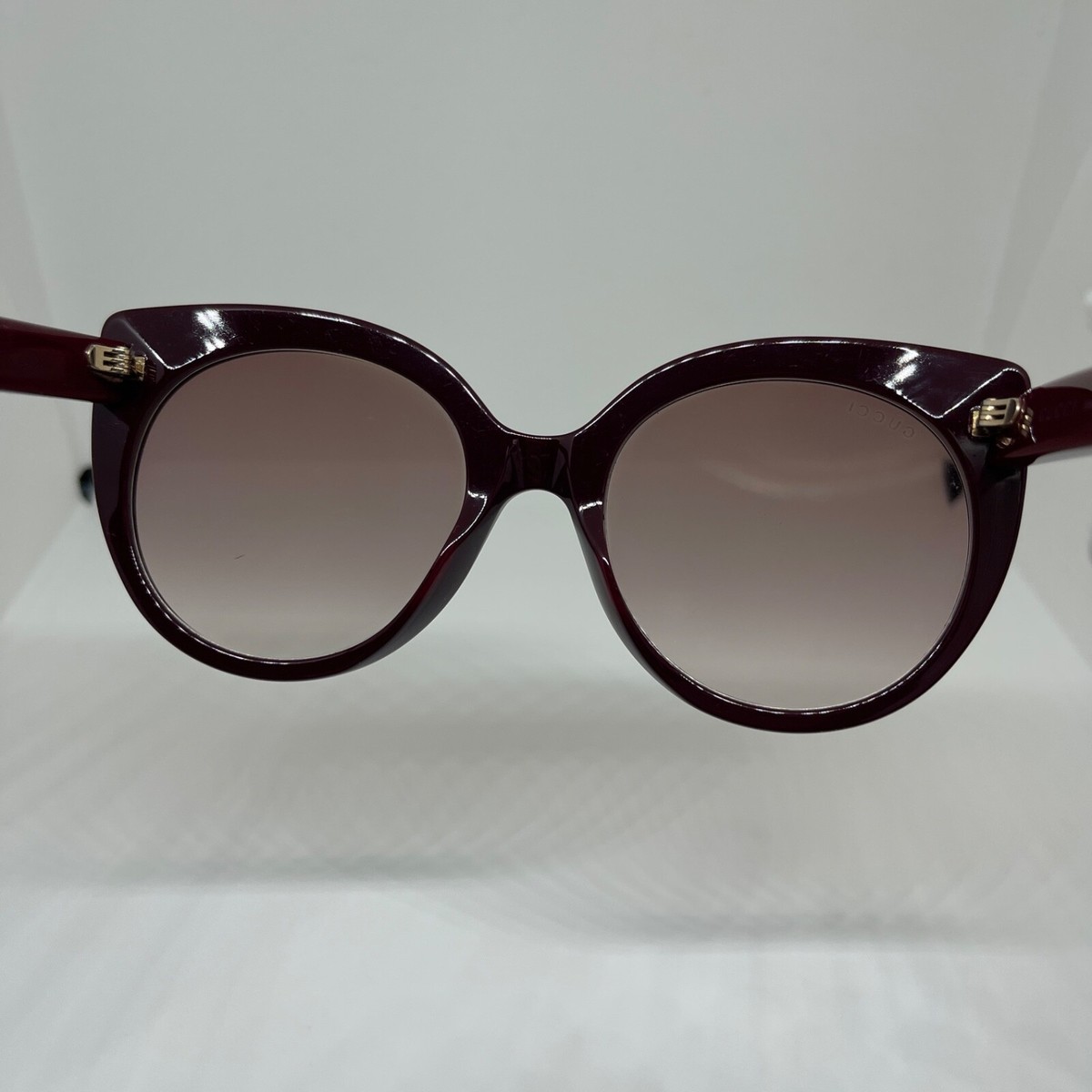 New Authentic Gucci GG0325S 007 55 are women\'s sunglasses. Gucci GG0325 sunglasses - Red - Women|GG0325S007 | thebs.com main image 3