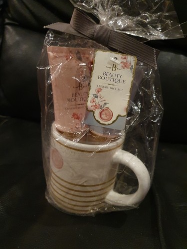 Beauty Boutique Luxus Geschenkset Keramik Tasse. Bodylotion 50 ml & Handcreme 50 ml