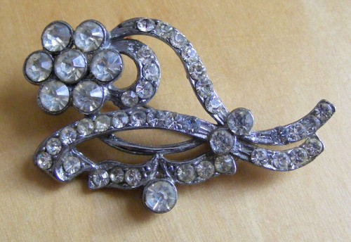 5 ANTIQUE & VINTAGE CLEAR PASTE, MARCASITE & CERAMIC BROOCHES - Picture 4 of 6