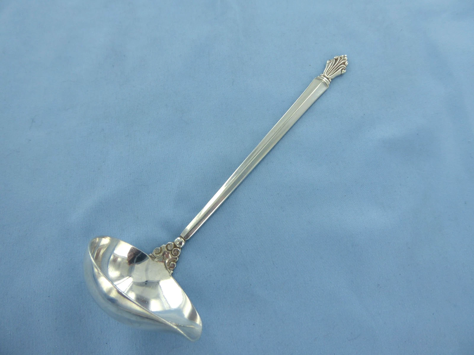 A VINTAGE 830 SILVER ACANTHUS GEORG JENSEN SAUCE LADLE.1915-1927.
Opens in a new window or tab