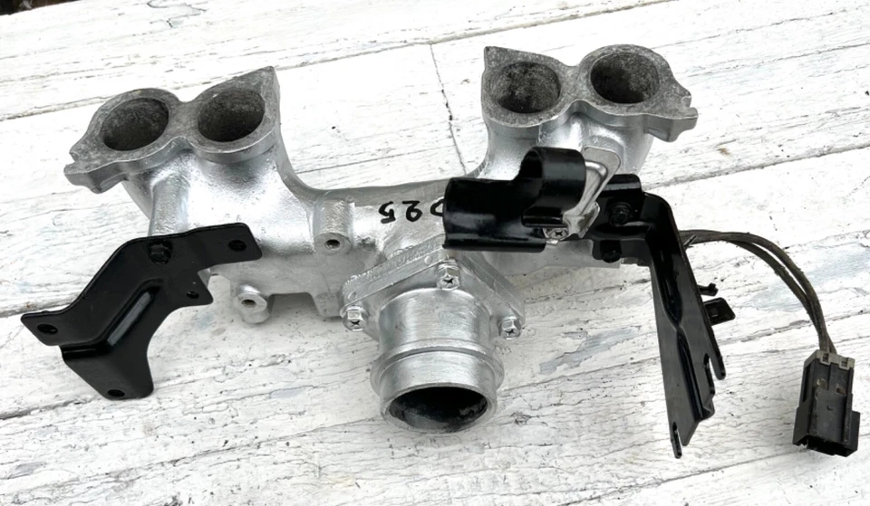 Colector de admisión 4x4 motor Nissan Datsun 720 D21 P/U UTE SD25 2,5cc 8 V USADO  Foto 4 de 4