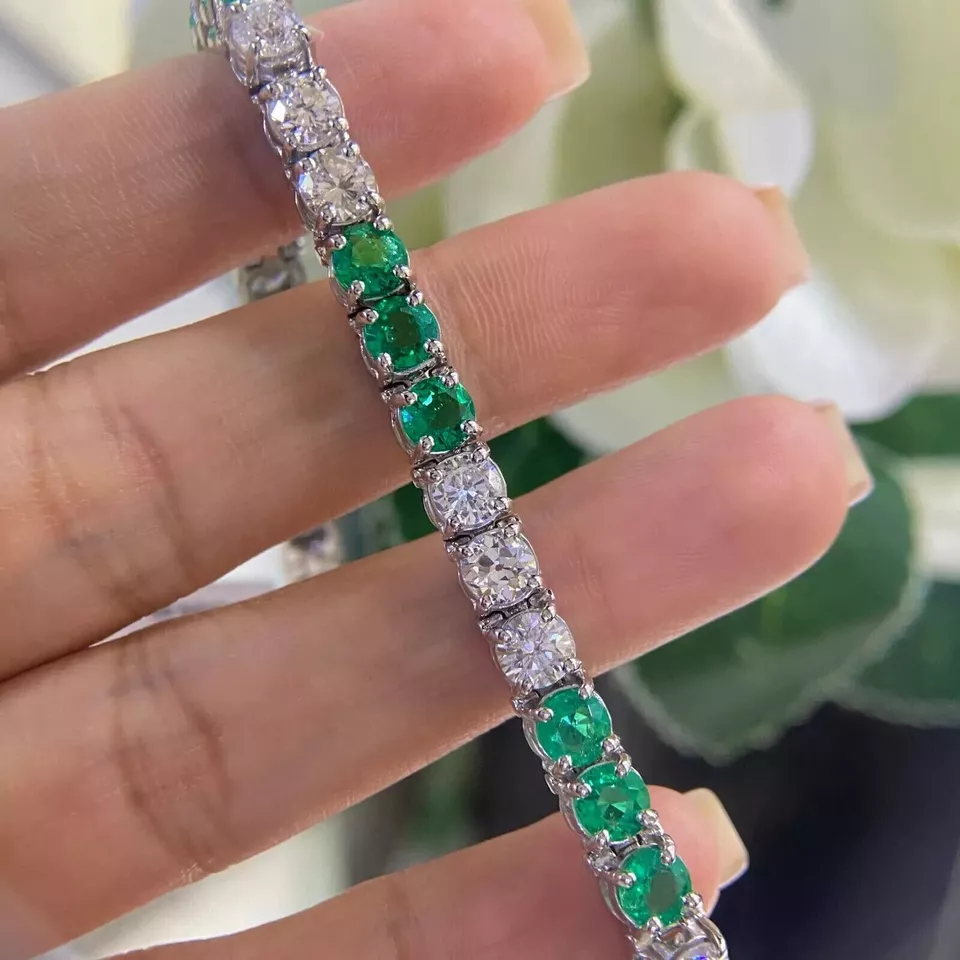 Brazalete de tenis de diamantes esmeralda de corte redondo de 8 quilates enchapado en oro blanco de 14 k Foto 2 de 4