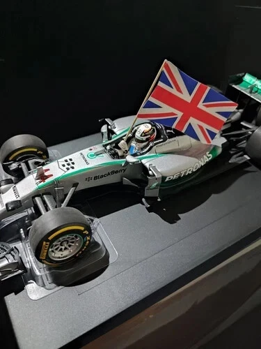 Minichamps 1:18 F1 MERCEDES AMG W05 HYBRID Hamilton 2014 WC (2014 pcs limited) - Immagine 2 di 3