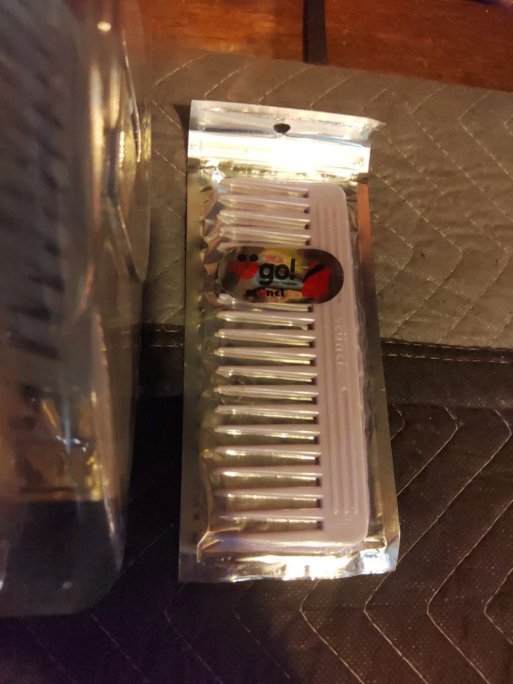 Lot Of 36 U Go! Scunci Combs Large All Sealed - Image 3 of 3