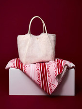 NIP VICTORIA  S SECRET Faux Fur Tote  Cozy Blanket Set Brand New Limited Edition
